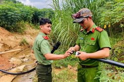 Công an xã đưa nước sạch về trường vùng cao