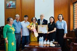 Lãnh đạo phường Hải Vân trao Huy hiệu Đảng tại nhà cho các Đảng viên đau ốm