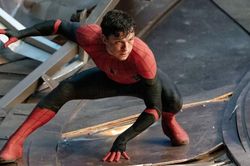 Một mình 'Người Nhện' cứu Hollywood