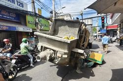 Xe tải sụp hố ga, giao thông ùn ứ