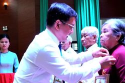 Nhiều địa phương trao huy hiệu Đảng đợt 2-9 đến đảng viên cao tuổi Đảng
