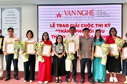 Tạp chí Văn nghệ TPHCM trao giải cuộc thi ký 'Thành phố tôi yêu - Thành phố nghĩa tình'