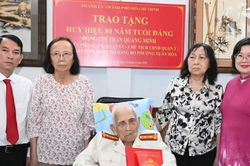 Đồng ch&iacute; Văn Thị Bạch Tuyết trao Huy hiệu 80 năm tuổi Đảng đến đảng vi&ecirc;n Trần Quang Minh