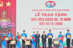 Thủ tướng L&ecirc; Minh Hưng trao Huy hiệu Đảng tặng c&aacute;c đảng vi&ecirc;n l&atilde;o th&agrave;nh