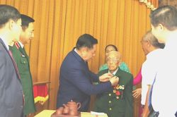 Đại tướng Nguyễn Trọng Nghĩa đến tận nh&agrave; trao Huy hiệu Đảng tặng c&aacute;c đảng vi&ecirc;n l&atilde;o th&agrave;nh