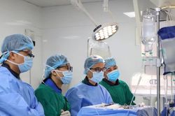 Cụ ông 71 tuổi chỉ đi 20 mét đã đau chân, suýt mất cơ hội cứu chi