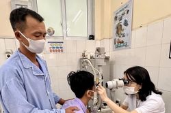 Móc câu xuyên thủng mắt bé trai 13 tuổi, nguy cơ mất thị lực