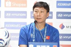 HLV Kim Sang-sik kỳ vọng Đình Bắc 'xé lưới' Thái Lan