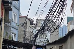 Dây điện, cáp viễn thông vẫn là nỗi lo trong ngõ nhỏ Hà Nội