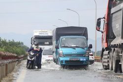 Nước sông ở Hà Nội dâng cao, đường 421B ngập dài, nhiều xe chết máy, bất lực quay đầu