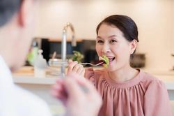 Chăm sóc sức khỏe phụ nữ tuổi trung niên: Từ điều trị bệnh sang chủ động phòng ngừa