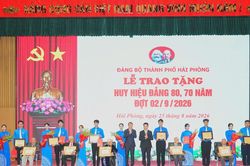 Thủ tướng Ch&iacute;nh phủ L&ecirc; Minh Hưng dự Lễ trao tặng Huy hiệu Đảng tại Hải Ph&ograve;ng