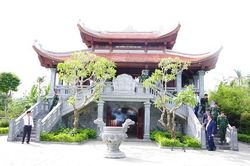 Chủ nhiệm Tổng cục Chính trị dâng hương tri ân Đại tướng Võ Nguyên Giáp, trao Huy hiệu 80 năm tuổi Đảng tại Quảng Trị