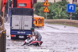 Quốc lộ 1A đoạn qua Thanh Hóa bị ngập, nhiều xe chết máy khi cố vượt