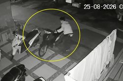 Clip: Kẻ gian giả vờ thu&ecirc; ph&ograve;ng để trộm xe m&aacute;y tại nh&agrave; nghỉ