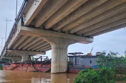 2 tàu hút cát mắc kẹt dưới chân cầu sông Tào