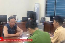 CSGT Huế chặn xe kh&aacute;ch, bắt đối tượng truy n&atilde;