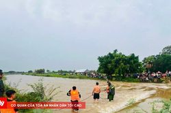 Người đ&agrave;n &ocirc;ng bị lũ cuốn