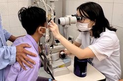 Đứng xem câu cá, bé trai 13 tuổi bị lưỡi sắt xuyên thủng mắt