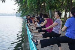 Áp lực của thế hệ 'bánh mỳ kẹp' khi dân số già đến nhanh