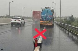 Gặp sự cố trên cao tốc, đặt cảnh báo thế nào cho đúng, tránh 'bẫy' xe phía sau?