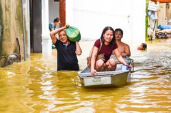 Nước lũ bao vây khu dân cư, người Bắc Ninh phải dùng thuyền đi lại