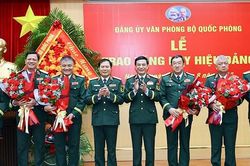 5 Thứ trưởng Bộ Quốc ph&ograve;ng nhận Huy hiệu 35 năm tuổi Đảng