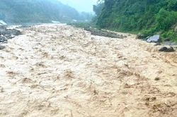 Lũ ập về như thác đổ, hàng trăm hộ gia đình tại Nghệ An bị cô lập