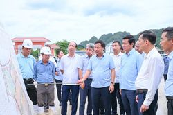 Thứ trưởng Bộ Xây dựng kiểm tra tiến độ xây dựng trường phổ thông nội trú liên cấp tại Nghệ An