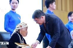 Thủ tướng trao tặng huy hiệu Đảng tặng các đảng viên lão thành tại Hải Phòng