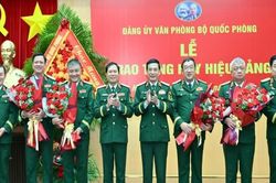 Trao Huy hiệu 35 năm tuổi Đảng tặng 5 Thứ trưởng Bộ Quốc phòng