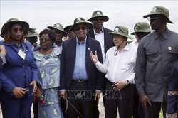 Hai Chủ tịch Quốc hội Việt Nam và Côte d'Ivoire thăm cánh đồng lúa triển vọng ở Cần Thơ