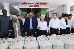 Chủ tịch Quốc hội Trần Thanh Mẫn và Chủ tịch Quốc hội Côte d'Ivoire thăm mô hình phát triển nông nghiệp tại Cần Thơ