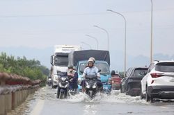 Nước sông dâng cao, nhiều vùng ngoại thành Hà Nội ngập úng
