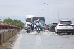 Nước sông dâng cao, nhiều vùng ngoại thành Hà Nội ngập úng