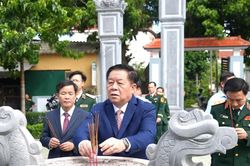 Đại tướng Nguyễn Trọng Nghĩa dâng hương tưởng niệm Đại tướng Võ Nguyên Giáp