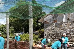 Xây dựng nhà ở chống chịu thiên tai cho người dân vùng lũ