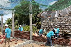 Xây dựng nhà ở chống chịu thiên tai cho người dân vùng lũ