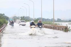 Hà Nội phân luồng tổ chức giao thông tại các vị trí bị ngập úng trên địa bàn 4 xã