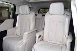 Xe MPV dài hơn 5,2 mét, nội thất sang chảnh, giá gần 1 tỷ đồng