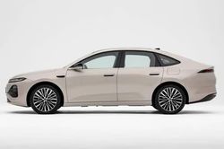 Xe sedan hạng D tiêu thụ 2,82 lít xăng/100 km, giá gần 500 triệu đồng