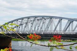 Cầu Trường Tiền khoác lại áo nhũ bạc nguyên bản