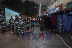 Hàng trăm chiến sĩ xuyên đêm khắc phục sau lũ