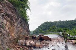 Sạt lở nghiêm trọng, nhiều tuyến đường miền Tây Nghệ An bị chia cắt