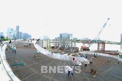 Cầu đi bộ qua sông Sài Gòn lùi kế hoạch hợp long