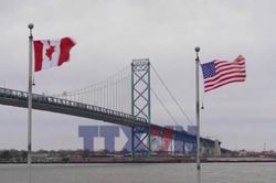 Mỹ tuyên bố tăng gấp đôi thuế quan đối với ngành ô tô Canada