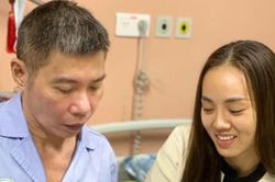 Vợ kém Công Lý 15 tuổi: 'Tội lỗi vì lấy chồng còn khiến mẹ lo lắng'
