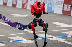 Robot Trung Quốc vượt kỷ lục thế giới chạy 100 m của Usain Bolt