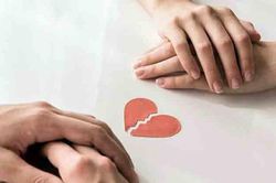 Hôn nhân rạn nứt vì… quả bóng nhựa