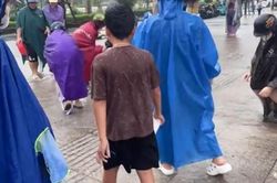 Người dân Hải Phòng nhao ra đường dưới cơn mưa 'vồ cá như trẩy hội'
